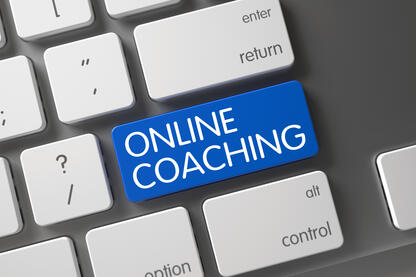 Tastatur eines Computers mit der Taste Online-Coaching